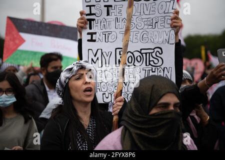 Washington, D.C., États-Unis. 29 mai 2021. Le protestant pro-palestinien porte un drapeau et scanne des slogans lors de la Marche nationale pour la Palestine à Washington D.C., États-Unis. Crédit : Diego Montoya/Alay Live News. Banque D'Images