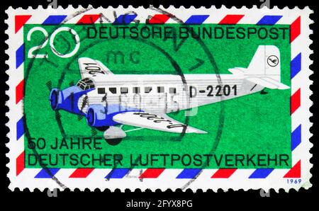 MOSCOU, RUSSIE - 27 SEPTEMBRE 2019: Timbre-poste imprimé en Allemagne consacré à 50 ans Luftpost, 20 Pf. - ffennig allemand, service de courrier aérien allemand s Banque D'Images