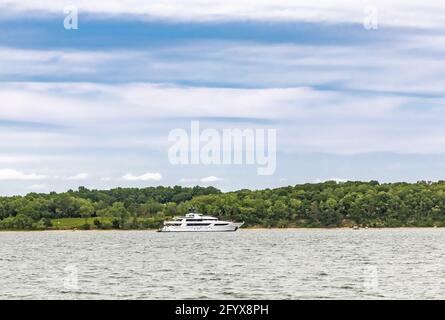 Yacht ancré à Smith Cove, Shelter Island, NY Banque D'Images