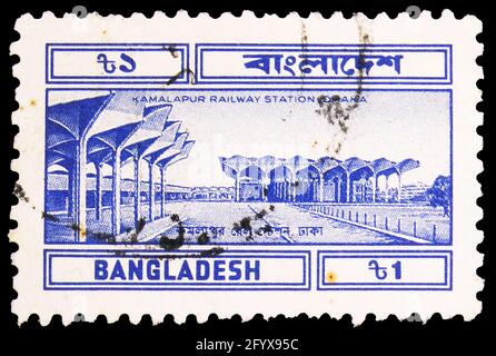MOSCOU, RUSSIE - 27 SEPTEMBRE 2019 : le timbre-poste imprimé au Bangladesh montre la gare de Kamalapur, Dhaka, série des services postaux, vers 1983 Banque D'Images