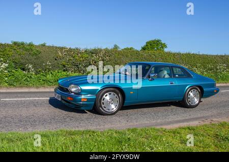 Jaguar XJ-S 4.0 auto 2012, circulation automobile, véhicules en mouvement, voitures, conduite sur route au Royaume-Uni, moteurs, conduite en route vers le salon automobile Capesthorne Hall Classic May, Cheshire, Royaume-Uni Banque D'Images