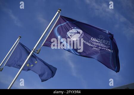 Szekesfehervar, Hongrie. 30 mai 2021. Football: U-21 hommes, Championnat d'Europe, Quarterfinal, Danemark - Allemagne, formation Allemagne, Stade Sostoï. Le drapeau de l'UEFA flotte dans le vent à l'extérieur du stade. Crédit : Marton Monus/dpa/Alay Live News Banque D'Images