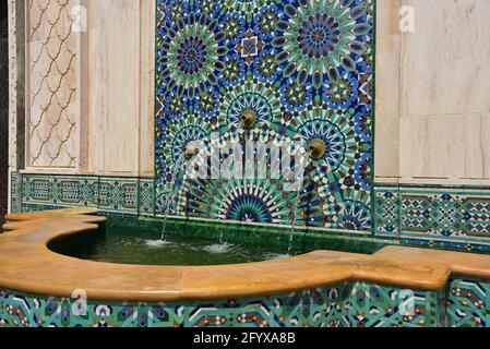 Fontaine marocaine décorée de carreaux de Zellij à l'extérieur de la mosquée Hassan II, Casablanca, Maroc, Afrique du Nord. Banque D'Images