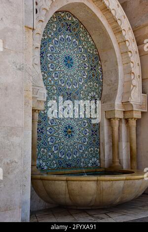 Fontaine marocaine décorée de carreaux de Zellij à l'extérieur de la mosquée Hassan II, Casablanca, Maroc, Afrique du Nord. Banque D'Images