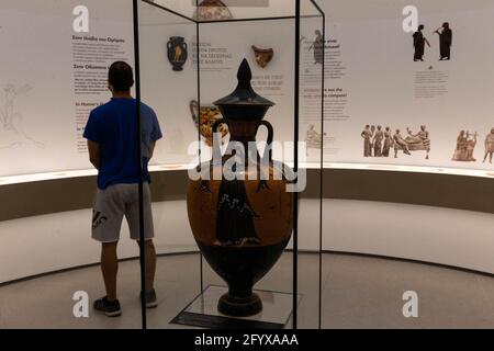 Athènes. 25 mai 2021. Un homme visite le Musée Olympique d'Athènes, en Grèce, le 25 mai 2021. POUR ALLER AVEC "Feature: Nouveau musée à Athènes présente l'histoire des Jeux Olympiques" Credit: Marios Lolos/Xinhua/Alamy Live News Banque D'Images