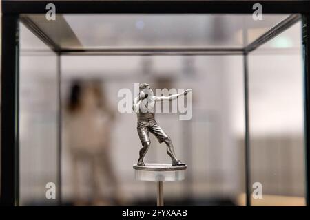 Athènes. 25 mai 2021. Photo prise le 25 mai 2021 montre la statuette d'un putter au Musée Olympique d'Athènes, Grèce. POUR ALLER AVEC "Feature: Nouveau musée à Athènes présente l'histoire des Jeux Olympiques" Credit: Marios Lolos/Xinhua/Alamy Live News Banque D'Images