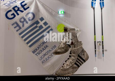 Athènes. 25 mai 2021. Photo prise le 25 mai 2021 montre les chaussures de sport et les pagaies des médaillés olympiques en voile Sophia Bekatorou et Amelia Tsoulfa au Musée Olympique d'Athènes, Grèce. POUR ALLER AVEC "Feature: Nouveau musée à Athènes présente l'histoire des Jeux Olympiques" Credit: Marios Lolos/Xinhua/Alamy Live News Banque D'Images