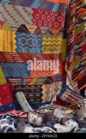 Une exposition de tapis à motifs africains et de masques muraux ont donné envie au touriste consentant dans la charmante ville marocaine d'Essaouira, en Afrique du Nord. Banque D'Images