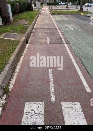 Piste cyclable et piétonne urbaine déserte Banque D'Images