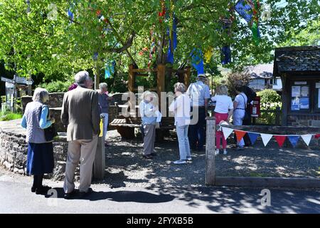 Aston on Clun, Shropshire, Royaume-Uni. 30 mai 2021. Le changement des drapeaux dans le sud du village Shropshire d'Aston sur Clunn dans le cadre du vieux rituel Pagan 'Arbor Day' de la tenue du peuplier noir au centre du village. L'arbre est fraîchement habillé avec des drapeaux, qui restent sur l'arbre tout au long de l'année et le dernier dimanche de mai les villageois se rassemblent autour de l'arbre pour célébrer le jour de l'arbre. Autrefois un festival commun dans toute l'Angleterre, maintenant Aston sur Clunn est le seul village qui maintient toujours la tradition. PHOTO DE DAVE BAGNALL Banque D'Images