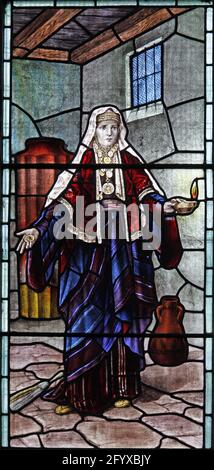 Vitraux représentant la parabole de l'argent perdu, église Sainte-Marie, Wareham, Dorset Banque D'Images