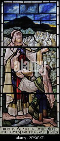 Vitraux représentant le miracle de cinq pains et deux poissons, église Lady St Mary, Wareham, Dorset Banque D'Images