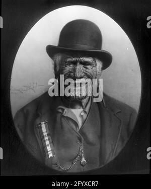 Portrait du guerrier maori et chef te Aho-o-te-Rangi Whagut (1811-1910) portant un chapeau derby et l'insigne « Our Soldiers Queen, Auckland 1915 », Auckland, Nouvelle-Zélande, 1917. Photographié à l'origine par Charles Goldie en 1905 et colorisé par Burton Holmes en 1917. (Photo de Charles Goldie) Banque D'Images