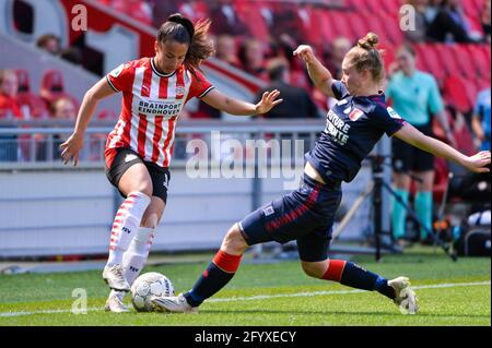 EINDHOVEN, PAYS-BAS - MAI 30 : Naomi Pattiwael du PSV Eindhoven lutte pour possession avec Sisca Folkertsma du FC Twente lors du match féminin Eredivisie Championsship entre le PSV Eindhoven et le FC Twente au Philips Stadion le 30 mai 2021 à Eindhoven, pays-Bas (photo de Joris Verwijst/Orange Pictures) Banque D'Images