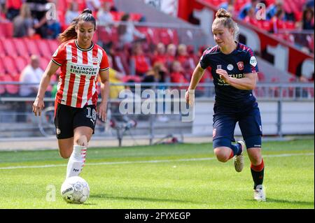 EINDHOVEN, PAYS-BAS - MAI 30 : Naomi Pattiwael du PSV Eindhoven lutte pour possession avec Sisca Folkertsma du FC Twente lors du match féminin Eredivisie Championsship entre le PSV Eindhoven et le FC Twente au Philips Stadion le 30 mai 2021 à Eindhoven, pays-Bas (photo de Joris Verwijst/Orange Pictures) Banque D'Images