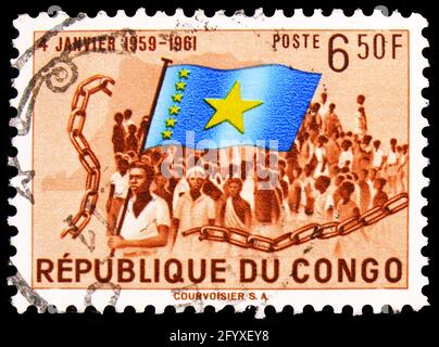 MOSCOU, RUSSIE - 24 SEPTEMBRE 2019 : le timbre-poste imprimé au Congo montre le Congolais avec le drapeau national, anniversaire du principe d'indépendance seri Banque D'Images