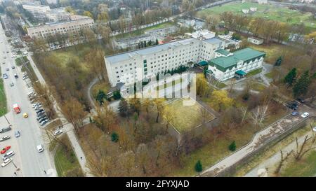 Vue aérienne de l'hôpital de la ville sur la place début du printemps Banque D'Images