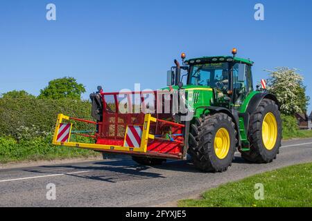 Tracteurs John Deere et machines agricoles associées, pour la coupe d'herbe à Cheshire, Royaume-Uni Banque D'Images