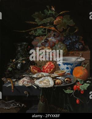 Encore la vie avec des fruits, des huîtres et un bol en porcelaine. La composition de cette vie encore est à la fois somptueuse et inventive. Mignon a mis le roemer, le verre vert à gauche, à l'envers. Il se reflète dans une fenêtre, et une vue sur une tour d'église à Utrecht, où Mignon a vécu. Le bol en porcelaine d'Asie était un signe de prospérité et était une pièce maîtresse sur la table. Banque D'Images