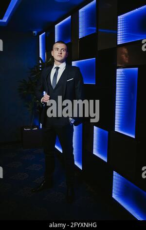 Un jeune homme de race blanche élégant portant un costume cher à un événement Banque D'Images