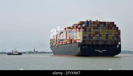 Le navire à conteneurs Maersk Edirne est tourné par des remorqueurs au port de Felixstowe. Banque D'Images