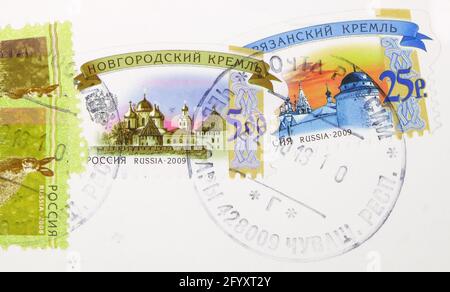 MOSCOU, RUSSIE - 25 FÉVRIER 2020 : timbre-poste imprimé en Russie avec timbre de la ville de Cheboksary le bureau de poste montre Ryazan et Novgorod Kremlins, seri Banque D'Images