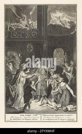 Mort du premier-né en Égypte; les premiers-nés des égipers ont été tués. Dieu punit les Égyptiens en tuant tous leurs premiers-nés. Un enfant mort est à regretter dans chaque maison. Le fils du Pharaon est également tué. Juste au-dessus de l'ange de Dieu qui a apporté la mort au sujet de l'Égypte. Illustration pour l'ancien Testament, Exod. 12: 29-33. Sous le spectacle un titre en hébreu, anglais, allemand, latin, français et néerlandais. Banque D'Images