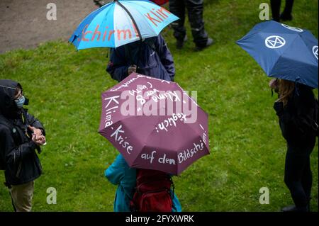 Hambourg, Allemagne. 27 mai 2021. Des slogans sur la crise climatique sont écrits sur les parapluies des manifestants. Divers groupes locaux de la rébellion d'extinction ont appelé à une meilleure couverture de la crise climatique à des actions décentralisées devant les maisons de médias sous le slogan "crise climatique sur la première page". Credit: Jonas Walzberg/dpa/Alay Live News Banque D'Images