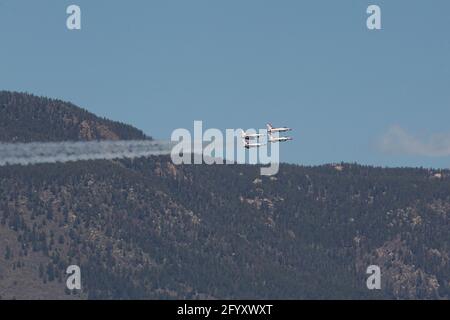 L'escadron de démonstration aérienne de l'USAF Thunderbirds se présente à Colorado Springs au-dessus de l'Académie de la Force aérienne des États-Unis. Banque D'Images