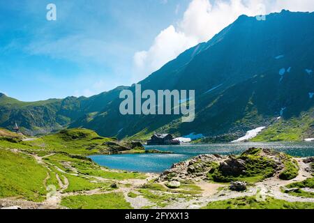 paysage du lac de balea dans les montagnes de fagaras. magnifique paysage d'été nature le matin. destination de voyage populaire de roumanie Banque D'Images