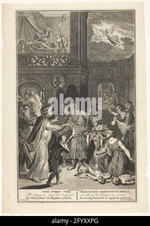 Mort du premier-né en Égypte; les premiers alésages d'Egipten ont été tués. Dieu punit les Égyptiens en tuant tous leurs premiers-nés. Un enfant mort est à regretter dans chaque maison. Le fils du Pharaon est également tué. Juste au-dessus de l'ange de Dieu qui a apporté la mort au sujet de l'Égypte. Illustration pour l'ancien Testament, Exod. 12: 29-33. Sous le spectacle un titre en hébreu, anglais, allemand, latin, français et néerlandais. Banque D'Images