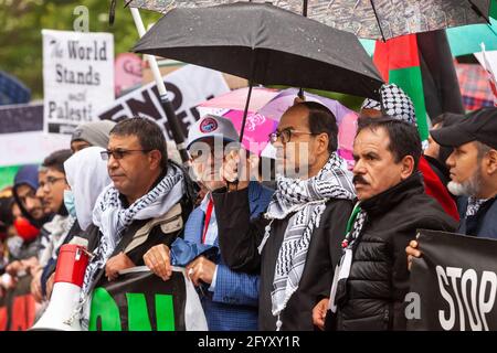 Washington, DC, États-Unis, 29 mai 2021. Photo : Oussama Jammal, secrétaire général du Conseil américain des organisations musulmanes (au centre à gauche), et Nihad Awad, co-fondateur et directeur exécutif du Conseil des relations américano-islamiques (au centre à droite) à la tête de la Marche nationale pour la Palestine. Des milliers de personnes de la moitié est des États-Unis sont venues à Washington pour participer à la marche, qui a été parrainée par 9 organisations et approuvée par 109 autres organisations. Crédit : Allison Bailey / Alamy Live News Banque D'Images