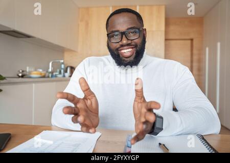 Portrait du jeune homme amérindien africain parlant ayant la vidéo en ligne clavarder Banque D'Images