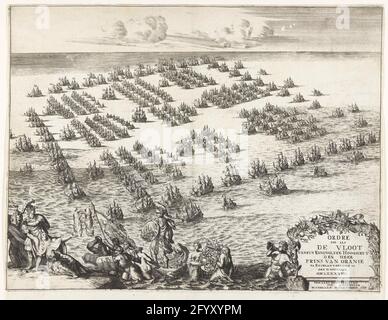 Formation de la flotte avec laquelle Willem III danger pour l'Angleterre, 1688; Ordre Soo si la flotte de Syn Koninglyke Hoogheyt a navigué M. Prince of Orange après Englant, le 11ème MDCLXXXVIII. La formation de la flotte avec laquelle le prince Willem III part de Hellevoetsluis en Angleterre, le 11 novembre 1688. Vue de la formation en perspective de vol d'un oiseau. Au premier plan à gauche, une représentation allégorique de l'arrivée de Willem III par mer pour sauver la religion et le rejet de la guerre et de la foi catholique. En bas à droite une cartouche avec le titre, décorée de branches orange. Un texte s Banque D'Images