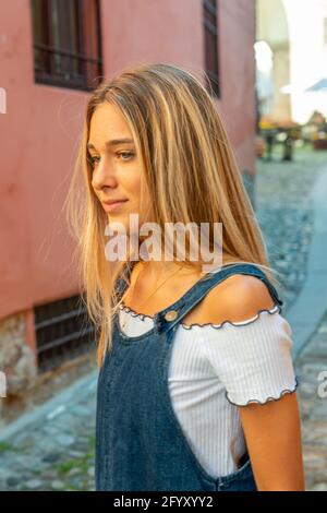Une photo verticale d'une jeune fille italienne en ville Banque D'Images