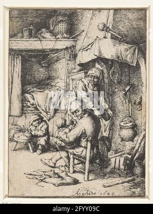 Père avec enfant sur ses genoux à l'intérieur; l'homme de famille. Un père donne à un petit enfant de manger ses genoux, la mère se tient près de la cheminée où un pot est suspendu au-dessus du feu. Un petit enfant est assis sur le sol à un tabouret pour manger. Cette famille d'agriculteurs est située dans un intérieur miteux avec divers attributs de ménage et un chevet de lit en arrière-plan. Banque D'Images