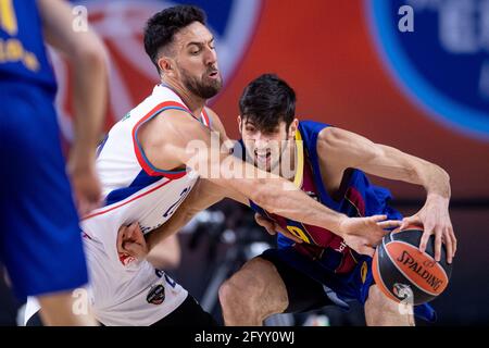 Cologne, Allemagne. 30 mai 2021. Basket-ball: Euroligue, final four, final, Anadolu Efes Istanbul - FC Barcelone. Vasilije Micic (l) d'Istanbul et Leandro Bolmaro de Barcelone se battent pour le ballon. Credit: Marius Becker/dpa/Alay Live News Banque D'Images