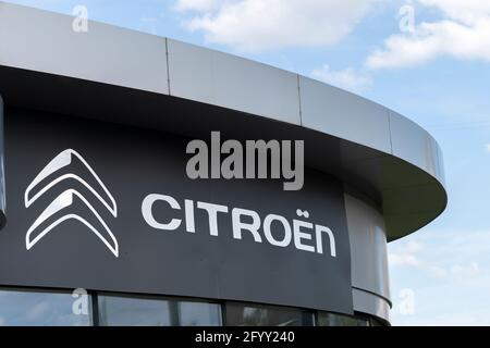 Logo de la marque Citroën sur le bureau de la concession de la salle d'exposition du magasin situé à Vilnius, Lituanie - 16 mai 2021 Banque D'Images