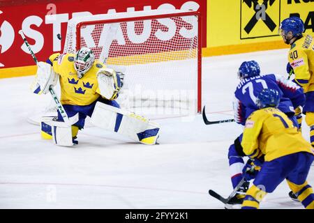 Riga, Centre olympique des sports, Suède. 30 mai 2021. Vs Slovaquie (Championnat du monde de hockey sur glace 2021 de l'IIHF), le gardien de but Adam Reideborn (Suède) sauve (Suisse/Croatie OUT) crédit: SPP Sport Press photo. /Alamy Live News Banque D'Images