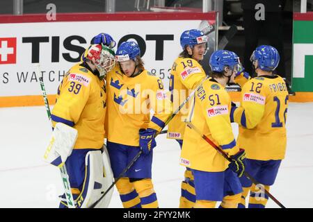 Riga, Centre olympique des sports, Suède. 30 mai 2021. Vs Slovaquie (Championnat du monde de hockey sur glace 2021 de l'IIHF), la Suède célèbre la victoire contre la Slovaquie (Suisse/Croatie) Credit: SPP Sport Press photo. /Alamy Live News Banque D'Images