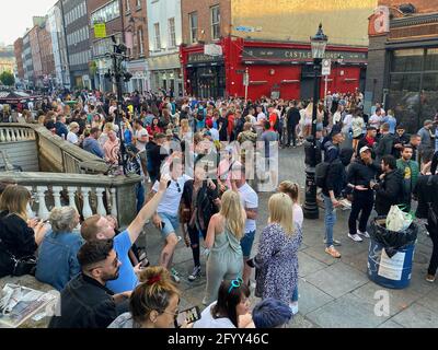 Fêtards dans la rue sud William, Dublin. Le médecin-chef, le Dr Tony Holohan, a frappé sur des scènes de Òenormous crowdsÓ rassemblés dans le centre de Dublin, en disant que c'était ce que le pays Òdoes pas needÓ après avoir fait tant de progrès poussant à la baisse les cas de Covid-19. Date de la photo: Dimanche 30 mai 2021. Banque D'Images