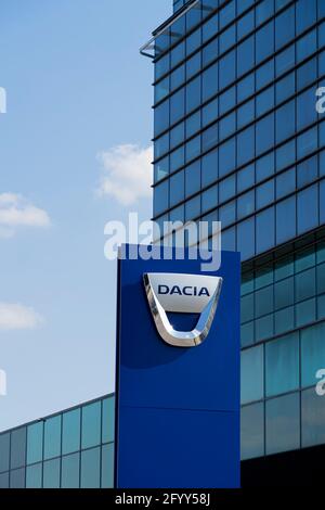 Logo Dacia devant le bureau officiel des concessionnaires situé à Vilnius, Lituanie - 16 mai 2021 Banque D'Images