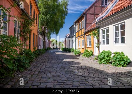 Aarhus, Danemark; 30 mai 2021 - vieilles cottages colorés dans une rue calme d'Aarhus, Danemark Banque D'Images