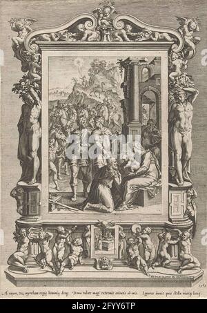 Adorez par les rois. Adorez les rois dans un cadre architectural avec des putti et des anges musicaux. Droit Joseph et Maria avec l'enfant sur vos genoux pour un bâtiment ancien. Les trois rois offrent des cadeaux. Le roi avant est agenouillé, les deux autres se tiennent. Derrière eux une procession avec des cavaliers et des chameaux. Dans le cadre une plaque avec la présentation du Christ dans le temple. Banque D'Images