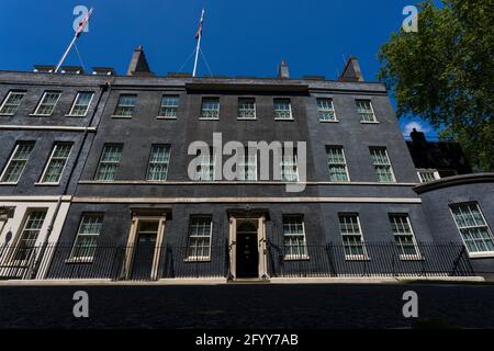 Downing Street GV vue générale au soleil direct avec un ciel bleu. Banque D'Images