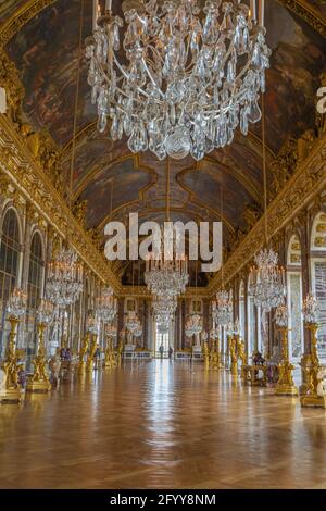 Versailles, France - 19 05 2021 : Château de Versailles. La Galerie des glaces à l'intérieur du château de Versailles Banque D'Images