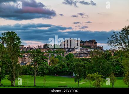 La ville au crépuscule avec le château d'Édimbourg vu d'Inverleith Park, Édimbourg, Écosse, Royaume-Uni Banque D'Images