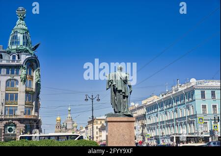 Vue sur le monument de Mikhail Kutuzov depuis la cathédrale de Kazan. Aussi dans le cadre est la Maison des Zingers, l'Église du Sauveur sur le déversé B. Banque D'Images