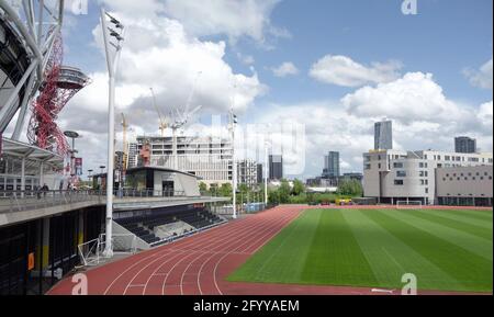 Marathon de Londres, la voie communautaire utilisé comme piste d'échauffement et d'accueil pour Newham et Essex Beagles Athletic Club, Stratford, London. Banque D'Images