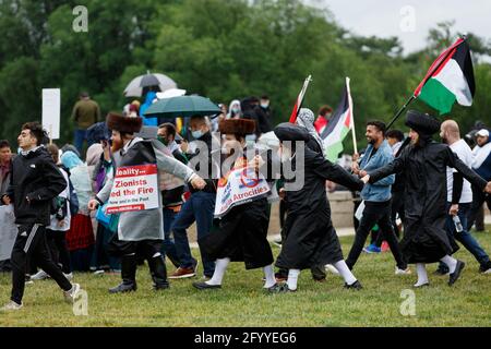 Washington, District de Columbia, États-Unis. 29 mai 2021. Les membres du groupe ultra-orthodoxe Neturei Karta défilant avec les manifestants pro-palestiniens se sont réunis au Lincoln Memorial lors de la « Marche nationale pour la Palestine ». Crédit : Syed Yaqeen/ZUMA Wire/Alay Live News Banque D'Images